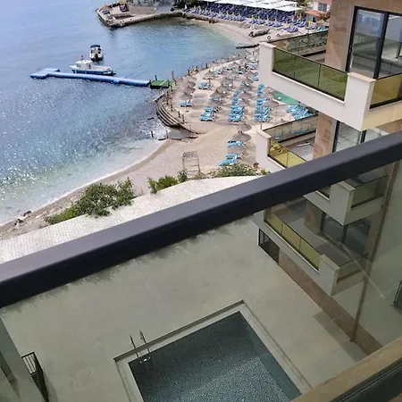 Golden - Front Luxury Apartment